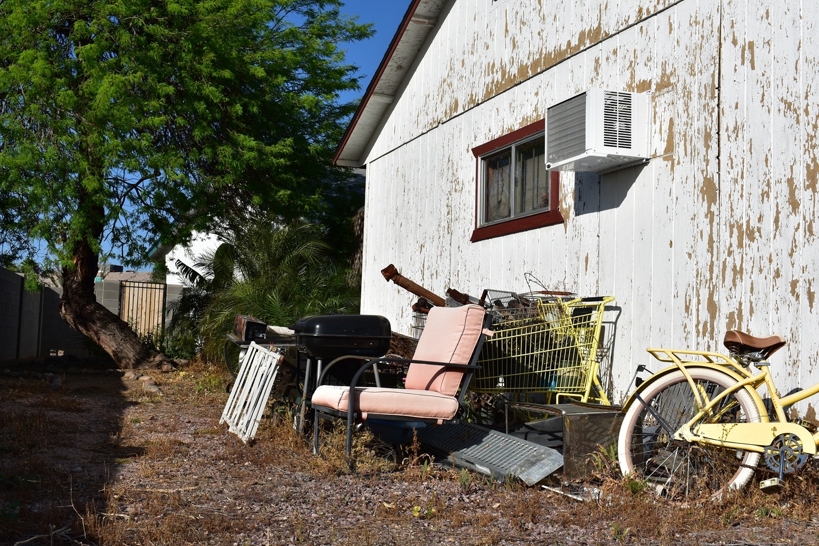 Selling a Hoarder House in Tarrant County: How Cash Buyers Handle Properties That Need Major Cleanout